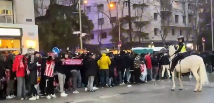 馬競球迷進入伯納烏時向人群投擲雜物，導致安保對其進行脫鞋檢查