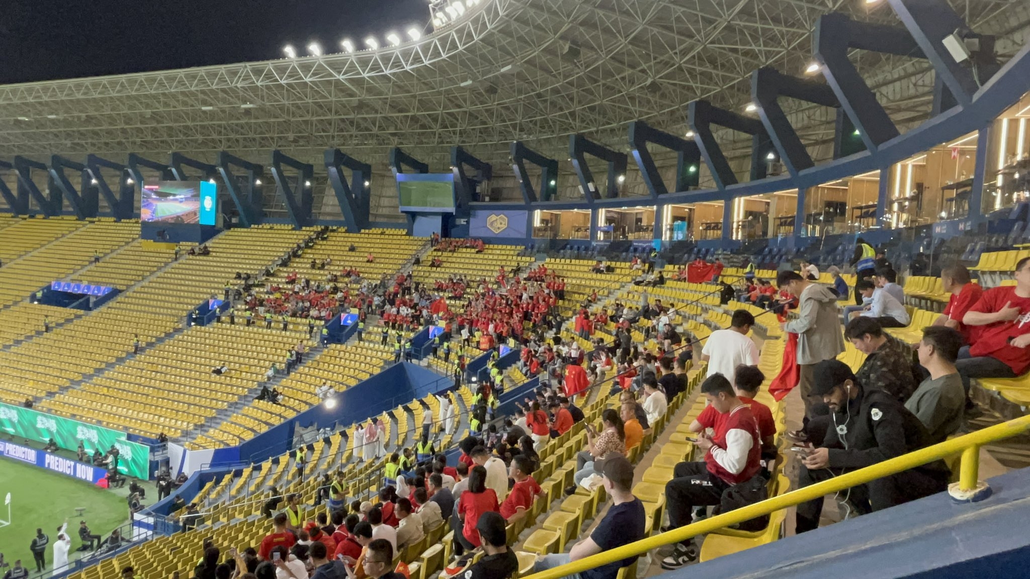 球票已售罄！中國球迷已經(jīng)入場，坐在球場上層沙特球迷區(qū)上方