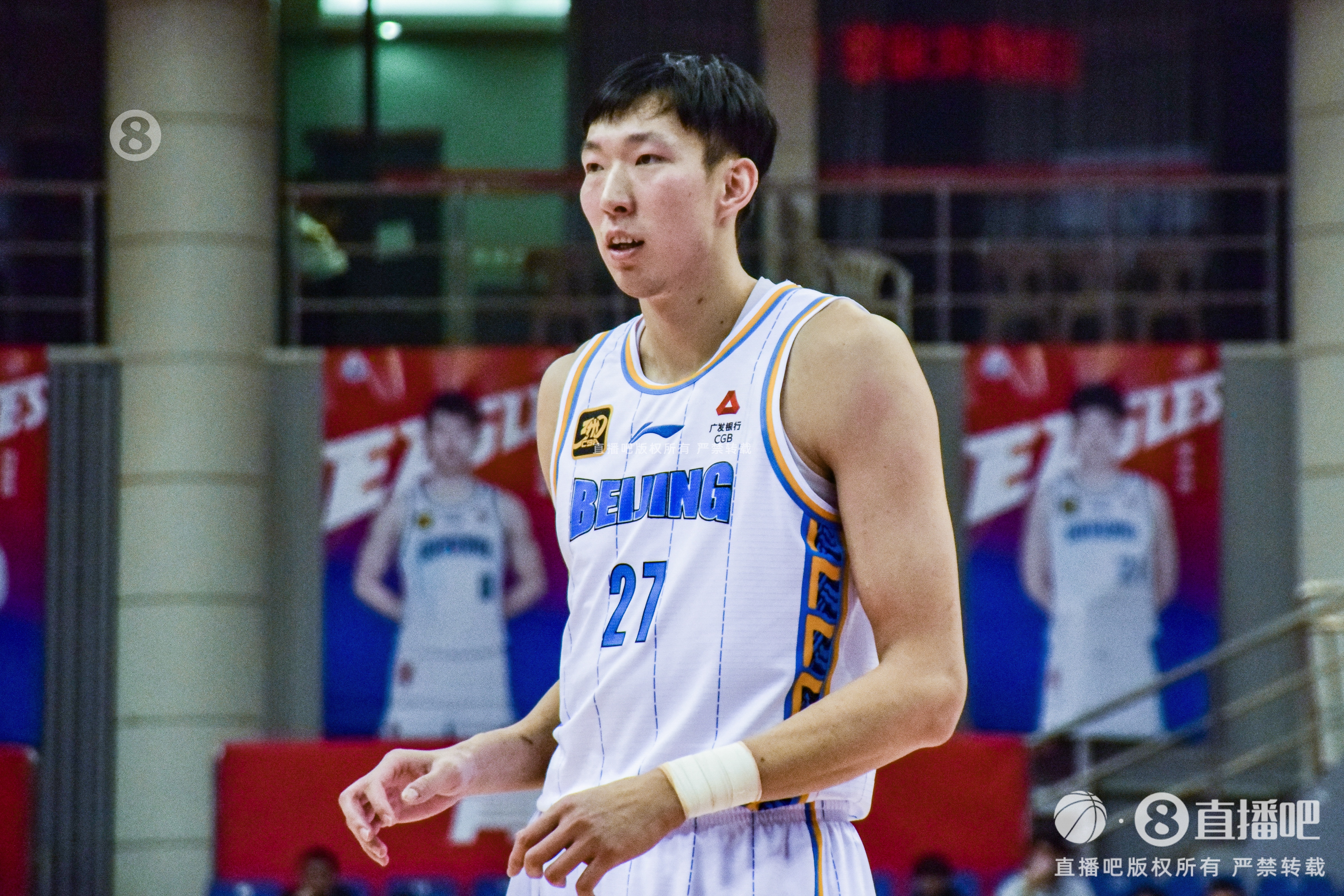 被壓制了呀！周琦各種被洛夫頓強(qiáng)打 6中4拿到8分13板2助